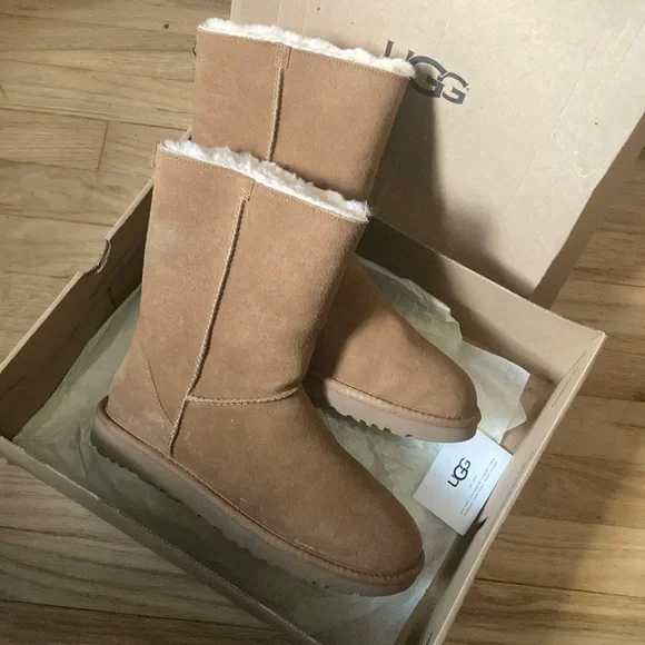 Good used condition UGG Classic Short - Picture 1 of 10